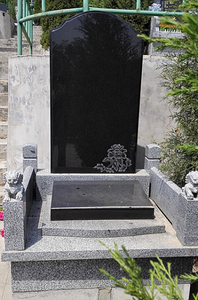 花纹黑碑