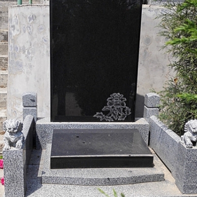 花纹黑碑