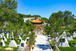 长城华人怀思堂实景拍摄：园区风貌全景展示